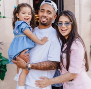 Gabriel Jesus e esposa, Raiane Lima, posam sorridentes para uma foto