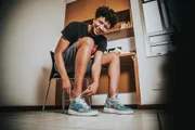 O ala Rafa Moreira, do Brasília, passou recentemente a personalizar tênis de jogo e de passeio. A ideia dele é dar uma cara única aos calçados dos amigos, com um toque próprio de arte.Foto: Vinícius Santa Rosa/Metrópoles