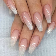 No estilo que ficou conhecido como baby boomer, o esmalte branco aparece mais suave na ponta dos dedos 