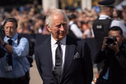 O rei Charles III cumprimenta simpatizantes ao chegar ao Palácio de Buckingham após a morte de sua mãe, a rainha Elizabeth II