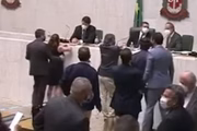 Fernando Cury toca corpo de Isa Penna, sem consentimento, durante sessão da Alesp
