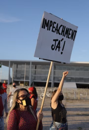 Manifestantes pedem o impeachment de Bolsonaro