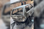 Automóvel, um Fiat Uno preto, ficou totalmente destruído