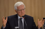 Moreira Franco (PMDB), o Angorá, ministro-chefe da Secretaria-Geral da Presidência –Divide com Eliseu Padilha as citações nos depoimentos de Marcelo Odebrecht e mais cinco delatores ligados à empreiteira. O ministro Fachin lhe atribui indícios dos mesmos crimes: lavagem de dinheiro, corrupção passiva e corrupção ativa. Teria negociado vantagens financeiras (R$ 4 milhões), supostamente para campanhas eleitorais do PMDB, tanto em nome do partido quanto de Michel Temer. Segundo o delator Paulo Cesena, a empreiteira se reuniu com o ministro para tratar da segunda rodada de concessões, uma vez que a Odebrecht tinha interesse na manutenção de cláusulas que aumentariam suas chances de sucesso na disputa. Com pretexto da campanha 2014, Moreira Franco pediu R$ 4 milhões ao grupo – dinheiro entregue por Paulo Quaresma a Eliseu Padilha, de acordo com o delator Benedicto Barbosa da Silva. 
