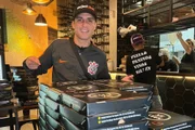 Prior distribui pizzas para moradores de rua 