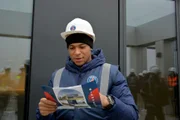 Kylian Mbappé durante a visita ao futuro centro de treinamento
