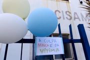Um grupo da União Brasileira de Mulheres e estudantes da Universidade de Pernambuco, colocaram bolas coloridas e cartazes nas grades do Centro Integrado de Saúde Amaury de Medeiros (Cisam), que fica no bairro da Encruzilhada, no Recife (PE), nesta terça-feira (18). As mensagens são de apoio à criança, moradora do Espírito Santo, que foi submetida a um aborto, para interromper a gravidez precoce, depois de ter sido estuprada pelo tio durante 4 anos seguidos.