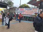 Protesto durante greve de Metrô e CPTM em frente à entrada da estação Jabaquara do Metrô