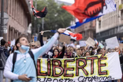 Manifestantes protestam contra a obrigatoriedade do passe de saúde em Strasbourg, na França, neste sábado