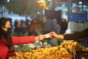 No entanto, o que influencia diretamente a inflação é: o aumento da demanda; aumento ou pressão nos custos de produção (oferta e demanda); inércia inflacionária e expectativas de inflação; e aumento de emissão de moeda