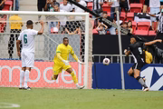 Após belo passe de Victor Sá, Tiquinho Soares faz belo gol