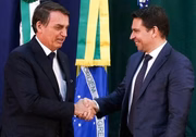 Bolsonaro cumprimenta Ramagem, chefe da Abin durante seu governo