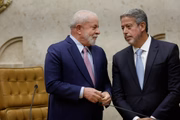 Presidente Lula conversa com Arthur Lira durante posse no STF