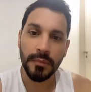 Rodolfo Mesquita posa sério para as redes sociais