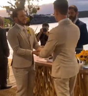 Carlinhos e Lucas se emocionando 