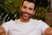 Gusttavo Lima posa sorridente e de blusa branca para as redes sociais