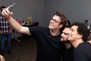 Fábio Porchat e Rafael Portugal foram visitar os cantores nos bastidores