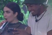 Durante as primeiras festas, o casal trocava olhares e flertes, mas não passava disso. “Se a gente quisesse, a gente já teria ficado na primeira festa. Só que tem que ter certeza, ainda mais aqui dentro”, disse Jade, ao ser questionada