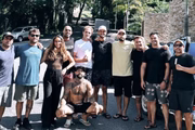 Pedro Scooby convocou amigos surfistas e pilotos de ondas gigantes para ajudar nos resgates no RS