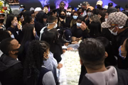Familiares, amigos e fãs se despedem de MC Kevin, nesta terça-feira (18/5), em São Paulo
