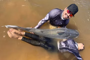 Fernando Zor apostou que, se Maiara pescasse um peixe maior que o dele, haveria finalmente o casamento