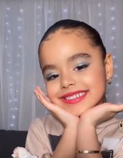 Ela começou a brincar com maquiagem quando tinha apenas 2 anos