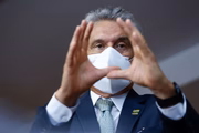 Governador de Goiás, Ronaldo Caiado (DEM), diz que não dá para esperar apenas pelo envio de insumos da China para a produção de vacinas e é preciso buscar outras alternativas