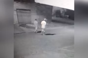 Câmera mostra barbeiro e amigo andando em rua, pouco antes da agressão