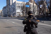 Forças de segurança ucranianas aumentam as medidas em meio a ataques russos em Kiev, Ucrânia