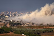 Fumaça sobre Beit Hanoun após bombardeio israelense