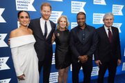 Meghan e Harry posam para as fotos ao lado dos anfitriões da noite