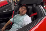 Produtor em carro conversível de luxo 