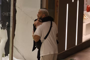 Belo é flagrado de mãos dadas com morena em shopping de luxo