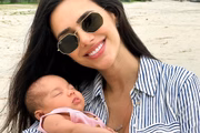 Bruna Biancardi enche Mavie de beijos para comemorar 2º mês