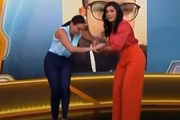 Jornalista do SBT prende salto em cenário de jornal e leva susto