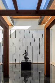 Um painel de mármore Athos Bulcão e escultura flutuante de Sônia Ebling completam a vista em casa no Lago Sul