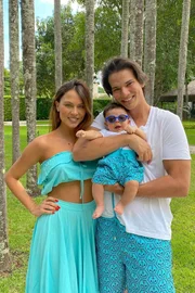Eduardo é só alegria no colo dos papais Sandro e Amanda