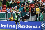 Brasiliense Henrique Almeida comemora gol no jogo