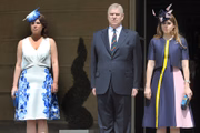Andrew acompanhado das duas filhas, Eugenie e Beatrice