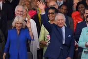 Rainha Camilla e rei Charles acenam para a plateia 