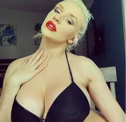 Green foi visto passeando de mãos dadas com a modelo Courtney Stodden