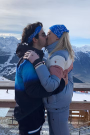 Joe Jonas e a noiva, a atriz Sophie Turner, viajaram para a aldeia de Verbier, na Suíça