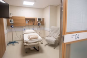 Os pacientes que precisam ficar mais tempo podem contar com televisores e acomodação para acompanhante