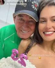 Amado Batista faz surpresa nos 23 anos da namorada Calita Franciele