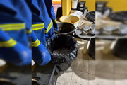Balde com os insumos do laboratório