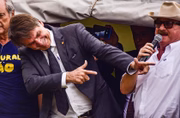 No condomínio onde Bolsonaro mora, rotina antes pacata foi alterada com campanha: administração enviou comunicado com orientações e informando que reforçará segurança no lugar