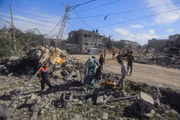 Destroços após bombardeios em Gaza