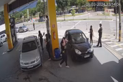 Câmera registrou casal no momento em que abastecia carro em Goiânia
