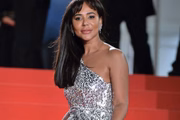 No último dia do Festival de Cannes, Mirian Carter brilhou com um vestido prata