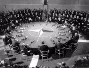 A aliança era baseada em três pilares: a defesa coletiva dos Estados membros, impedir o revigoramento do militarismo nacionalista na Europa, e encorajar a integração política europeia